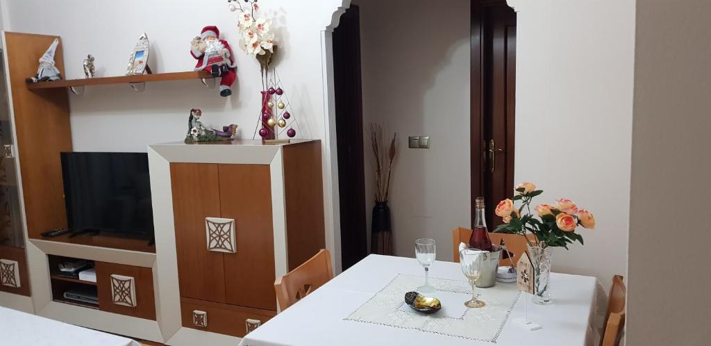 Uma TV ou centro de entretenimento em Apartamento Nerja Beach