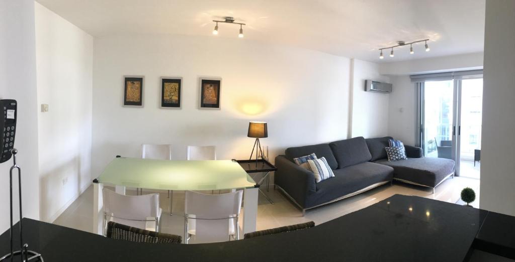 een woonkamer met een bank en een tafel bij Apartamento Punta del Este Arenas in Punta del Este