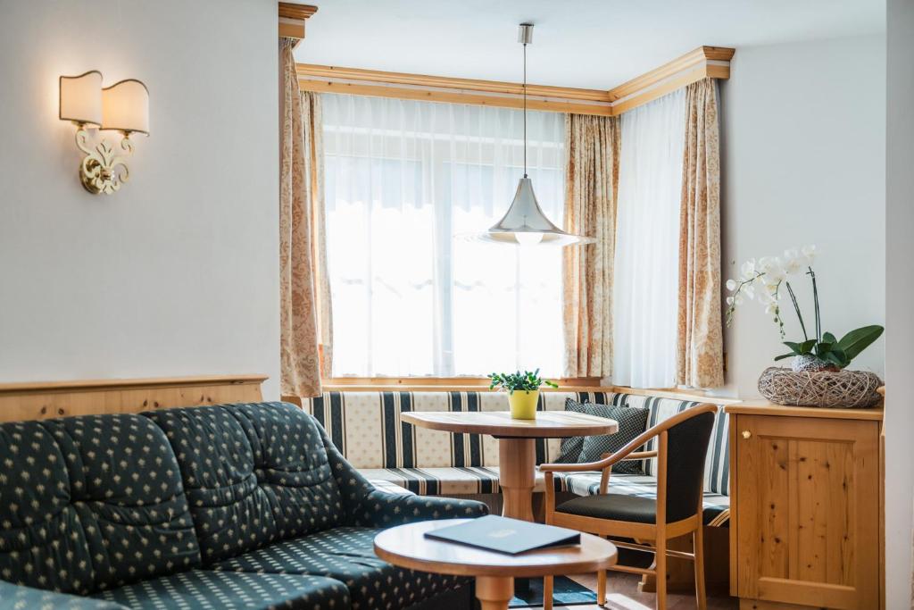 A seating area at Alpenhotel Plaza