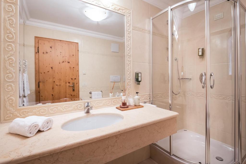 A bathroom at Alpenhotel Plaza