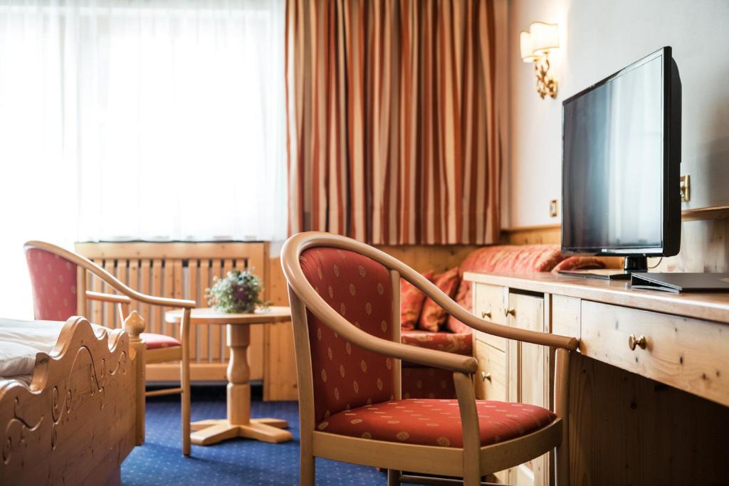 A television and/or entertainment centre at Alpenhotel Plaza