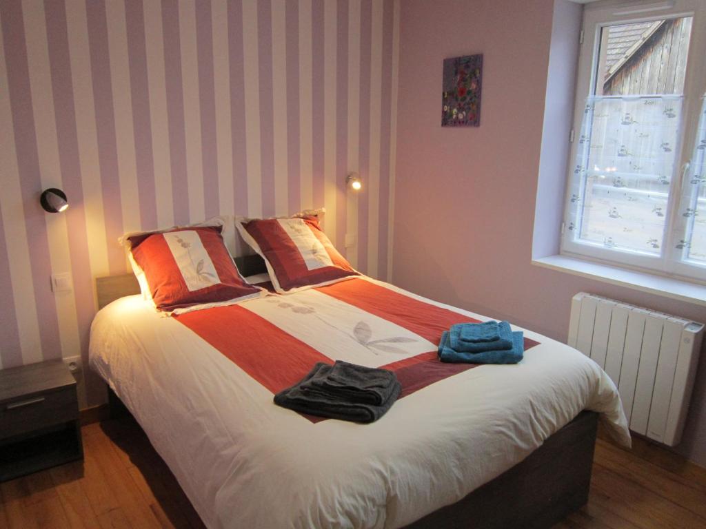 Postel nebo postele na pokoji v ubytování Gîte Faubourg des Pierres
