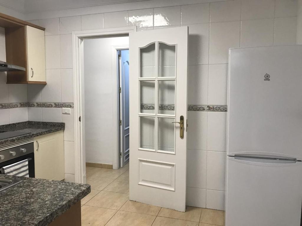 サンタクルス・デ・テネリフェにあるRecova Islandのキッチン(白いドア、冷蔵庫付)