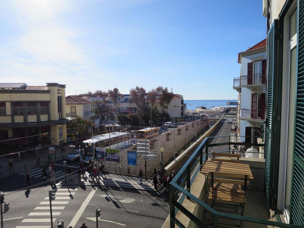 - une vue sur une rue de la ville depuis un bâtiment dans l'établissement Market Downtown T3, à Funchal