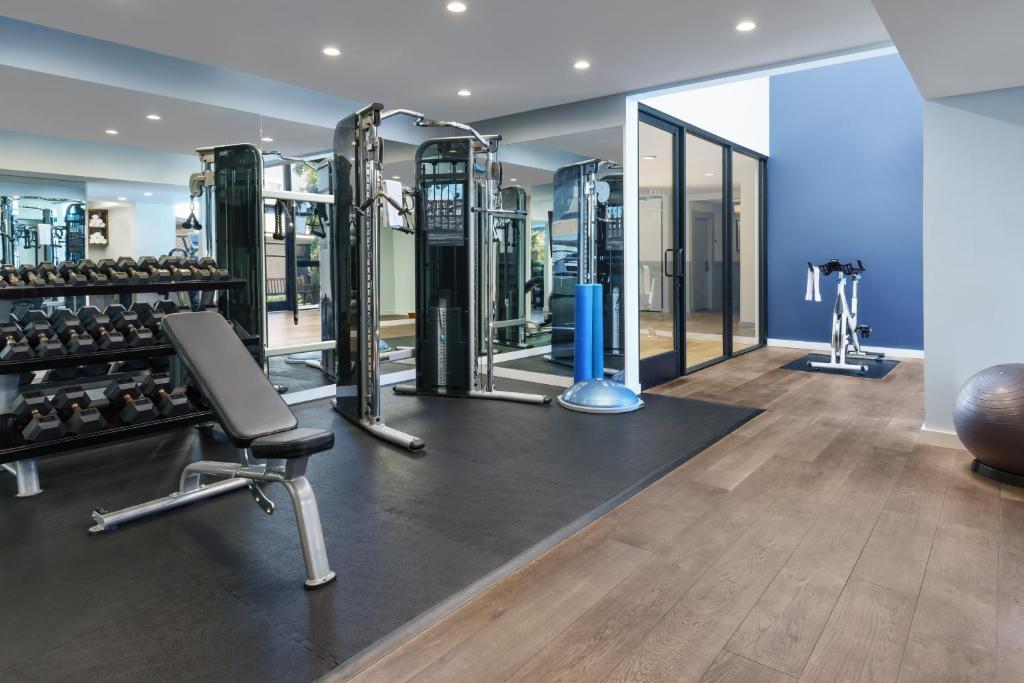 - une salle de sport avec de nombreux équipements dans l'établissement Luxe Sunset Boulevard Hotel, à Los Angeles