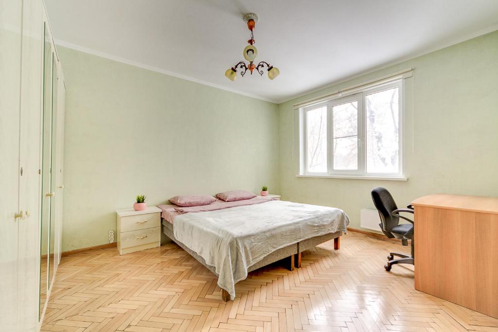 モスクワにあるSokolniki-park Vigvam24のベッドルーム1室(ベッド1台、デスク、窓付)