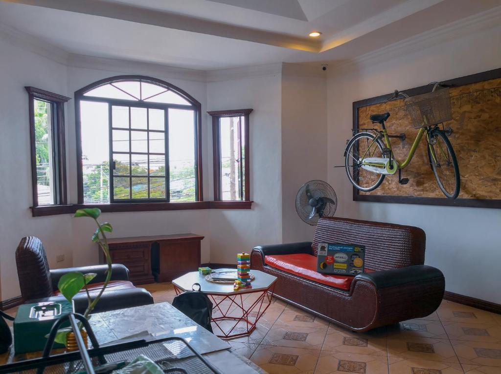 ein Wohnzimmer mit einem an der Wand hängenden Fahrrad in der Unterkunft Spinning Cat Hostel in Tagbilaran