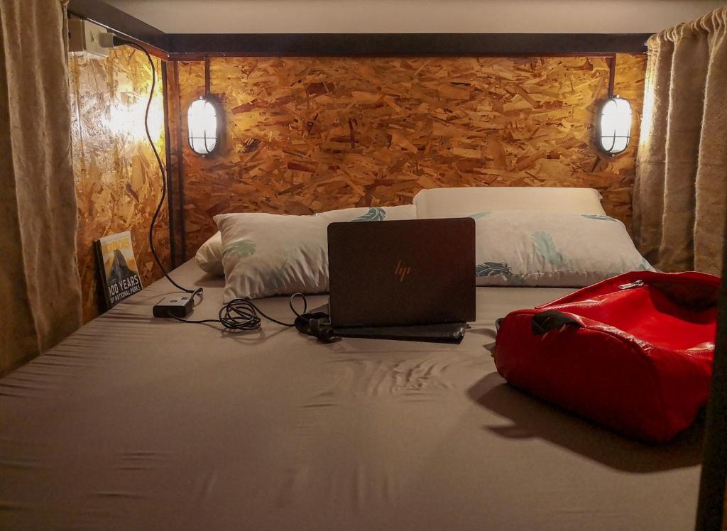 Postel nebo postele na pokoji v ubytování Spinning Cat Hostel