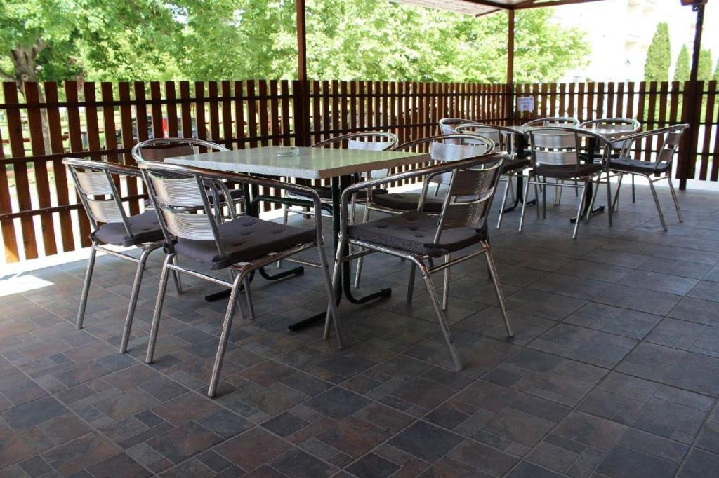 Restauracja lub miejsce do jedzenia w obiekcie Alice Vendégház