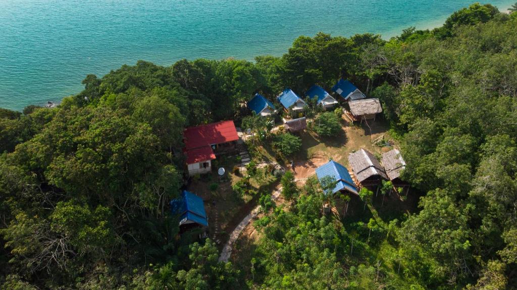 ジュム島にあるGood Morning Bungalowの森の小屋群風景