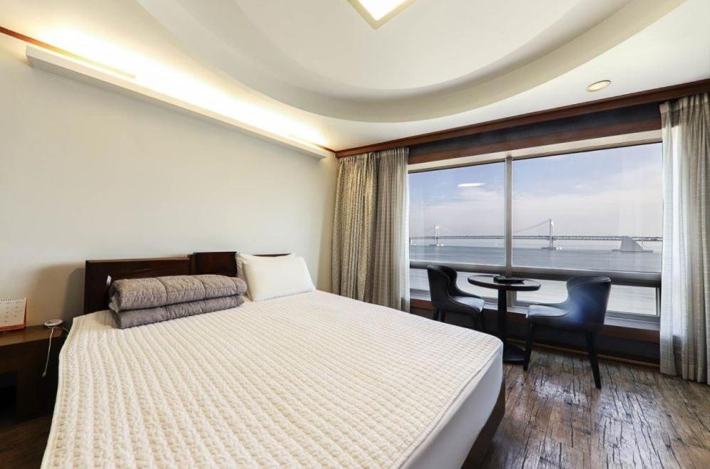 Postel nebo postele na pokoji v ubytování Bridge Hotel