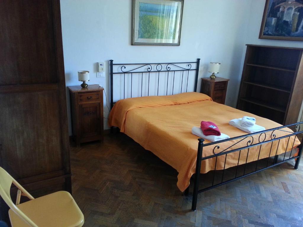 a bedroom with a bed with two towels on it at A Due Passi Dal Centro Bed and Breakfast in Pisa