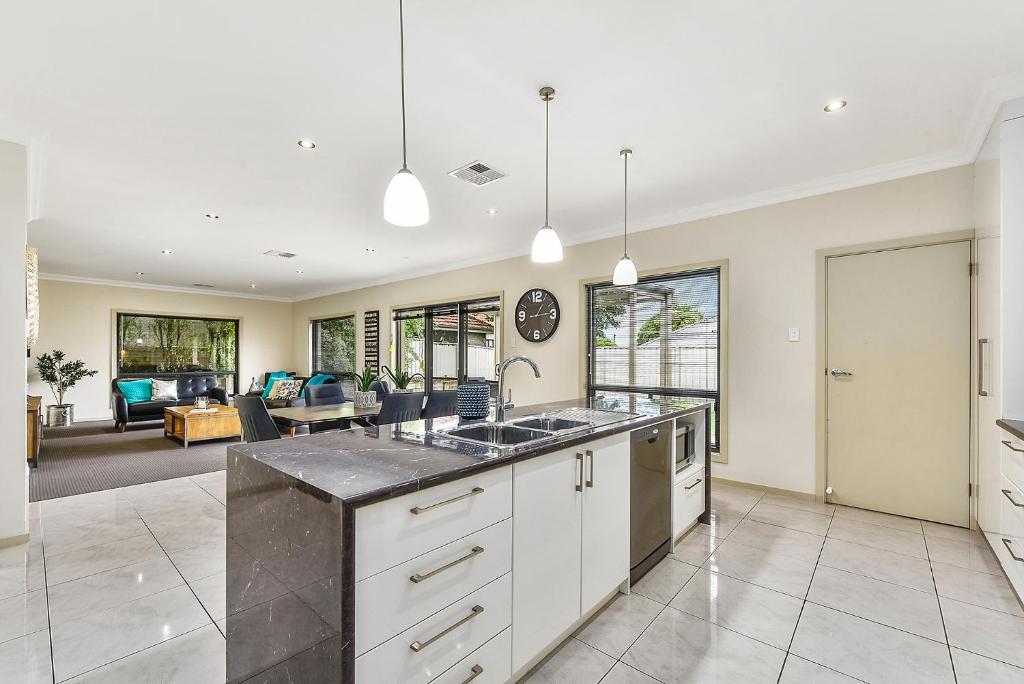 una cucina con lavello e un soggiorno di Accommodation On Lansell 1 being Unit 1 of 6 Lansell Street a Mount Gambier