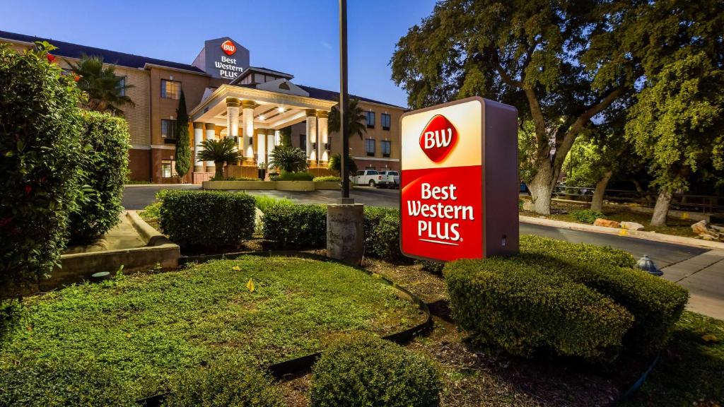 um sinal do Best Western Plus em frente a um hotel em Best Western Plus Hill Country Suites - San Antonio em San Antonio