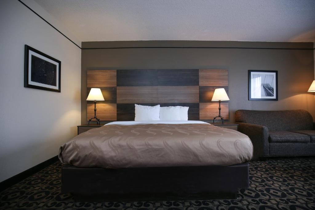 Quality Inn & Suites Boone - University Area - King Room - Toegankelijk/niet Roken