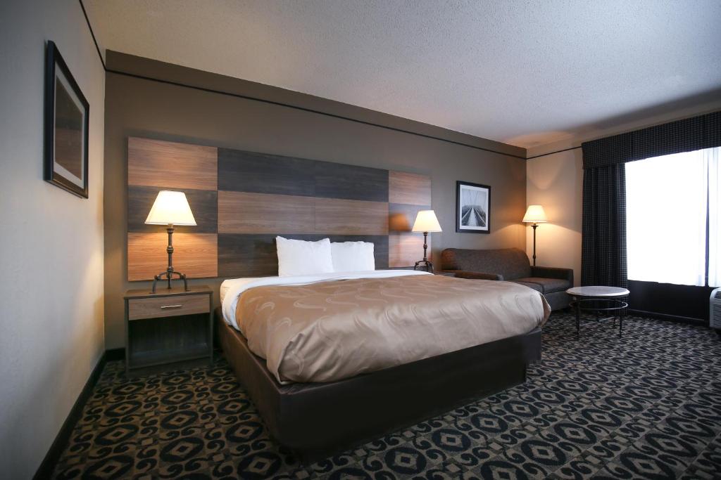 Quality Inn & Suites Boone - University Area - King Suite Met Hartvormige Draaikolk