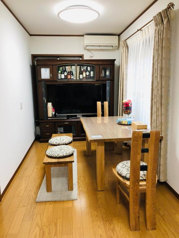 立川市にある家縁のダイニングルーム(テーブル、椅子、テレビ付)