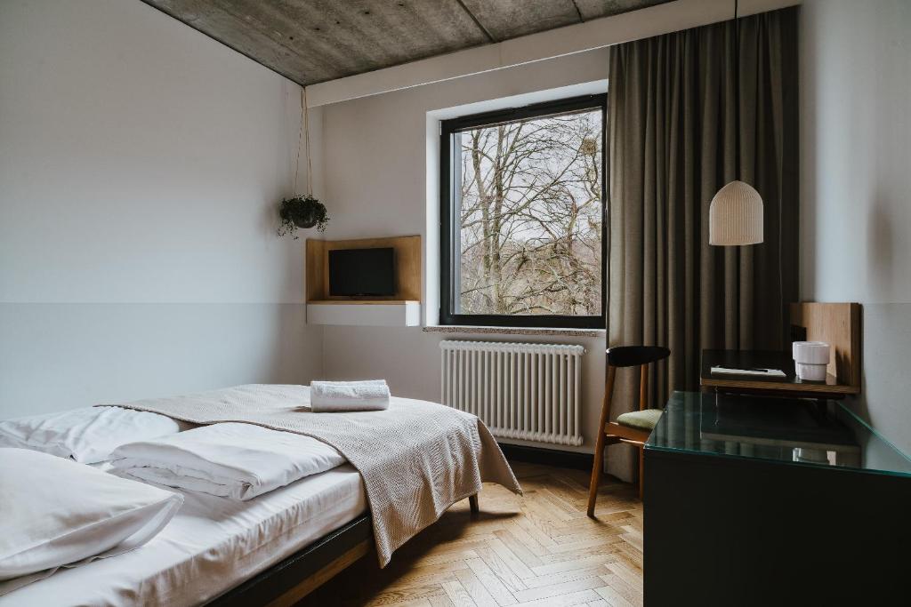 um quarto de hotel com uma cama e uma janela em Willa Wincent em Gdynia