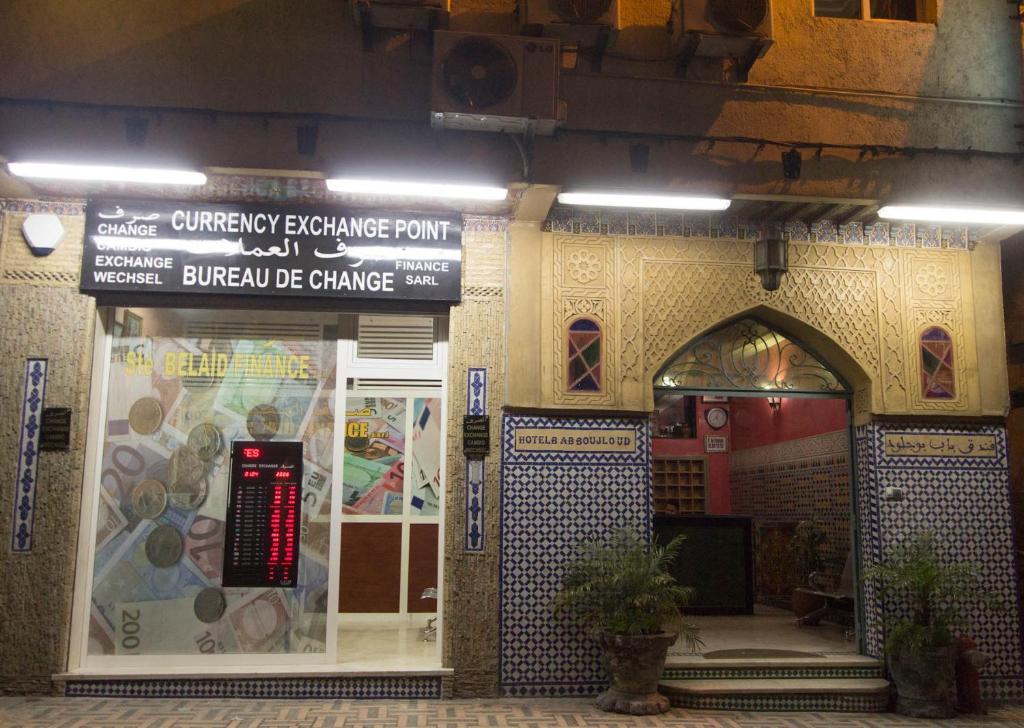 un edificio con un cartello sulla parte anteriore di Hotel Bab Boujloud a Fes