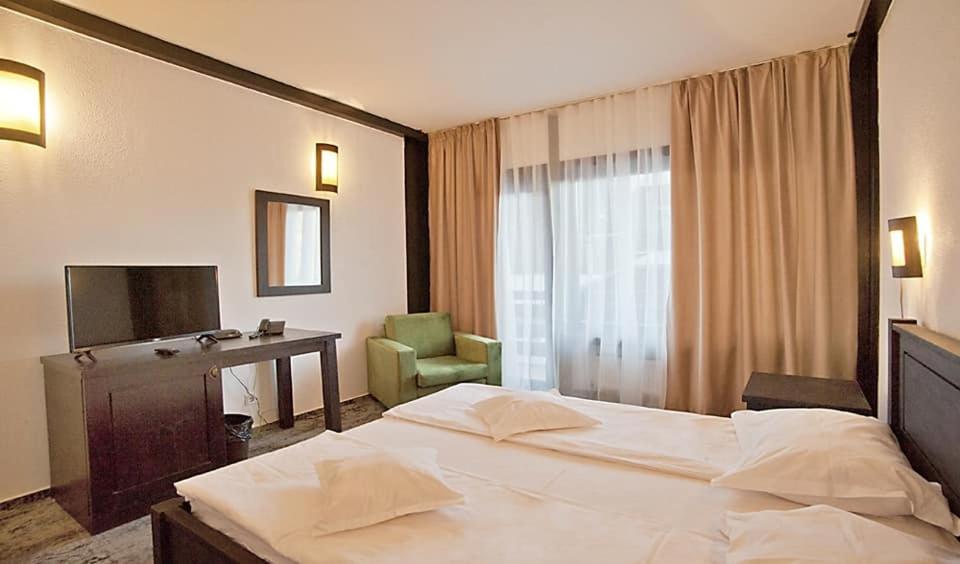 Postel nebo postele na pokoji v ubytování Hotel Regina