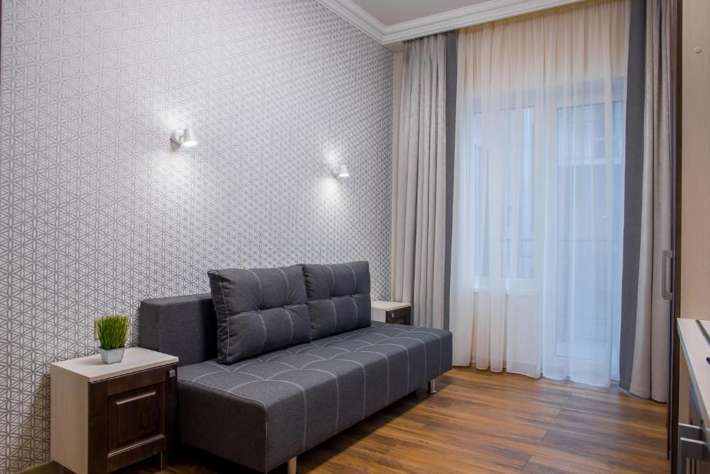 Mini Hotel Barvy Lvova on Hnatyuka St. - Family Room With Balcony