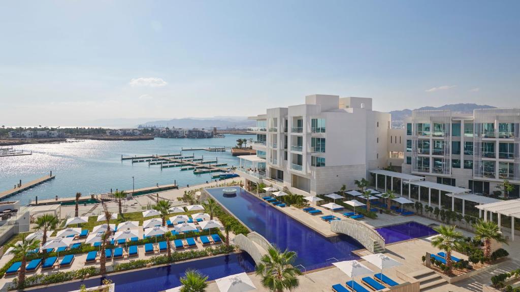 una vista aérea de un complejo con una masa de agua en Hyatt Regency Aqaba Ayla Resort en Áqaba