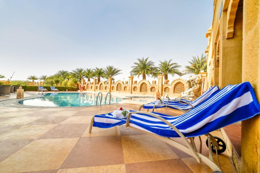 Bazén v ubytování Chokhi Dhani The Palace Hotel nebo v jeho okolí