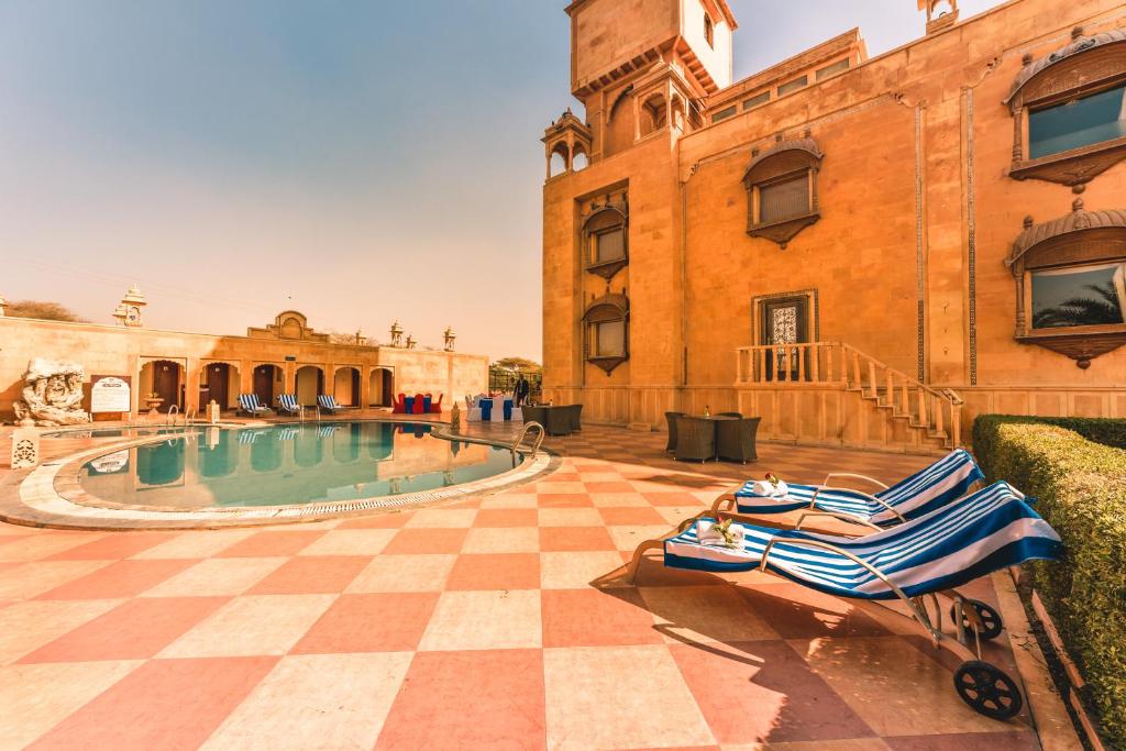 Bazén v ubytování Chokhi Dhani The Palace Hotel nebo v jeho okolí