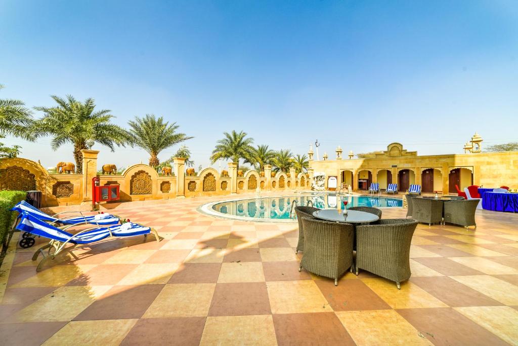 Bazén v ubytování Chokhi Dhani The Palace Hotel nebo v jeho okolí