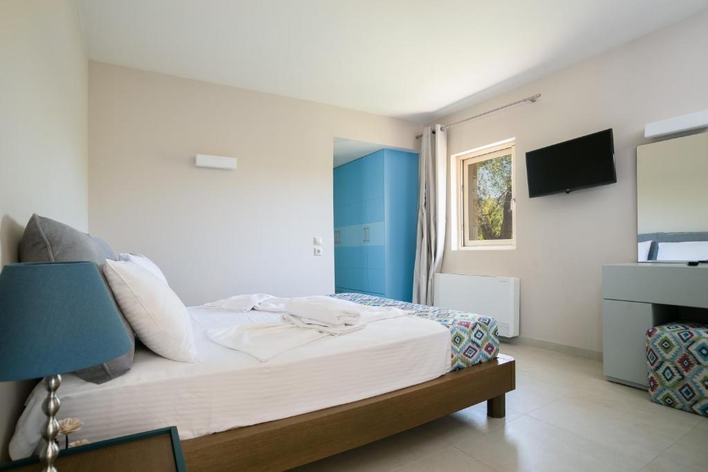 Postel nebo postele na pokoji v ubytování Three Stars Luxury Villas