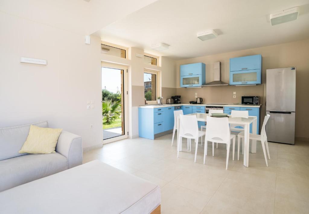 Kuchyň nebo kuchyňský kout v ubytování Three Stars Luxury Villas