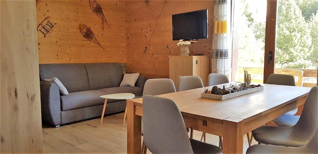 Posezení v ubytování Résidence Orazur - Appartement de Charme - 2 chambres - Poêle à bois - 2 balcons - Jardin - Parking - Internet - Linge et Ménage en options payantes