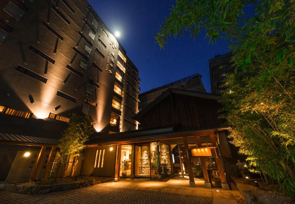 松山DogoYaya的夜晚城市中的一栋建筑