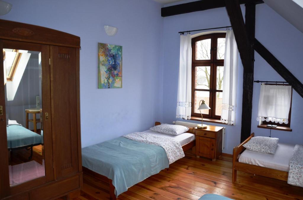 מיטה או מיטות בחדר ב-Stara Szkoła w Harszu
