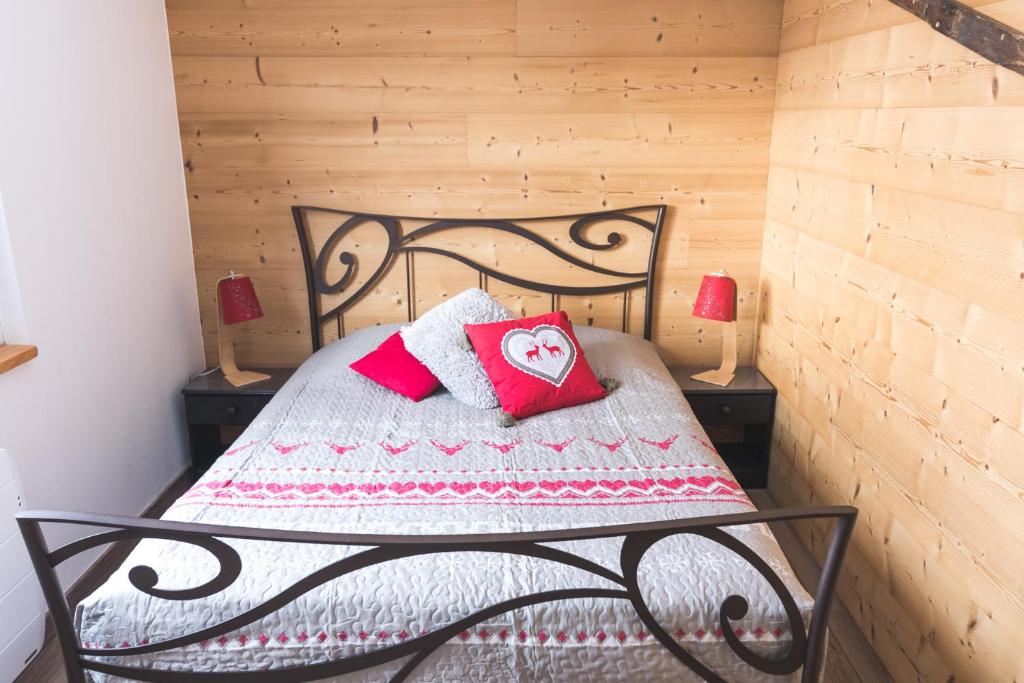 Postel nebo postele na pokoji v ubytování Résidence Campredon - Décoration typique - 25m2 de Terrasse aménagée plein sud avec vue panoramique - Internet - Jardin - Parking - Navette - Linge et Ménage en options payantes