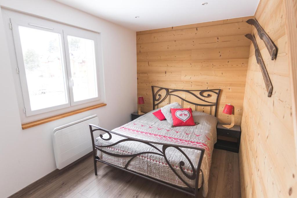 Postel nebo postele na pokoji v ubytování Résidence Campredon - Décoration typique - 25m2 de Terrasse aménagée plein sud avec vue panoramique - Internet - Jardin - Parking - Navette - Linge et Ménage en options payantes