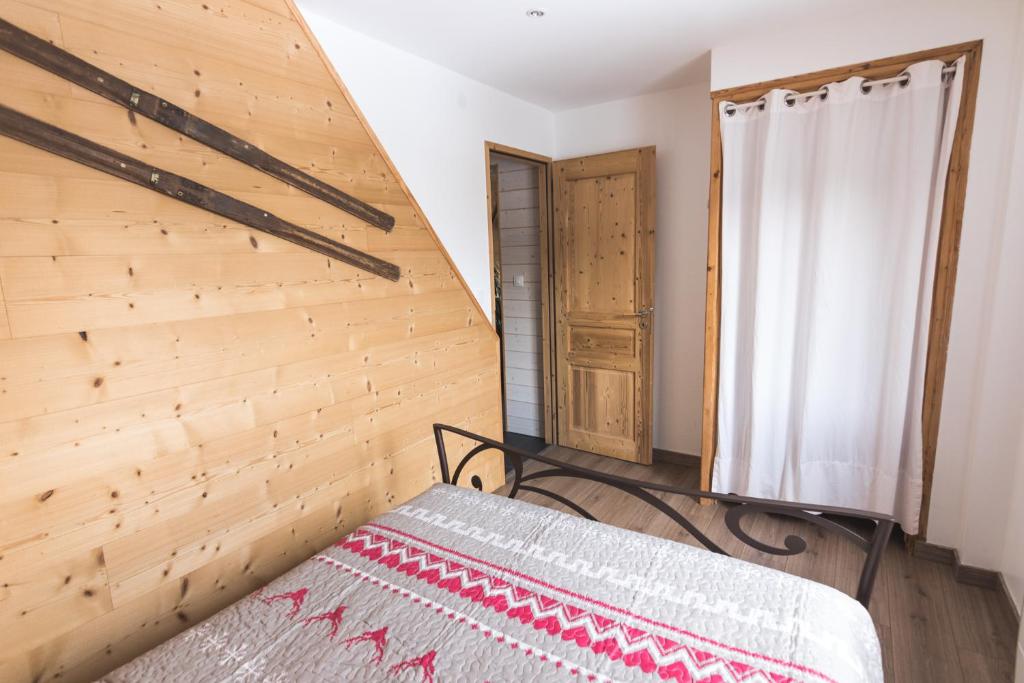 Postel nebo postele na pokoji v ubytování Résidence Campredon - Décoration typique - 25m2 de Terrasse aménagée plein sud avec vue panoramique - Internet - Jardin - Parking - Navette - Linge et Ménage en options payantes