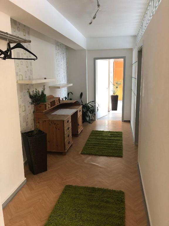 una sala de estar con alfombras verdes en el suelo en Julien Felix 1 en Kierspe