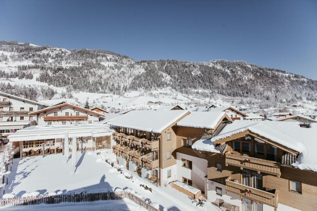 Nespecifikovaný výhled na hory nebo výhled na hory při pohledu z hotelu