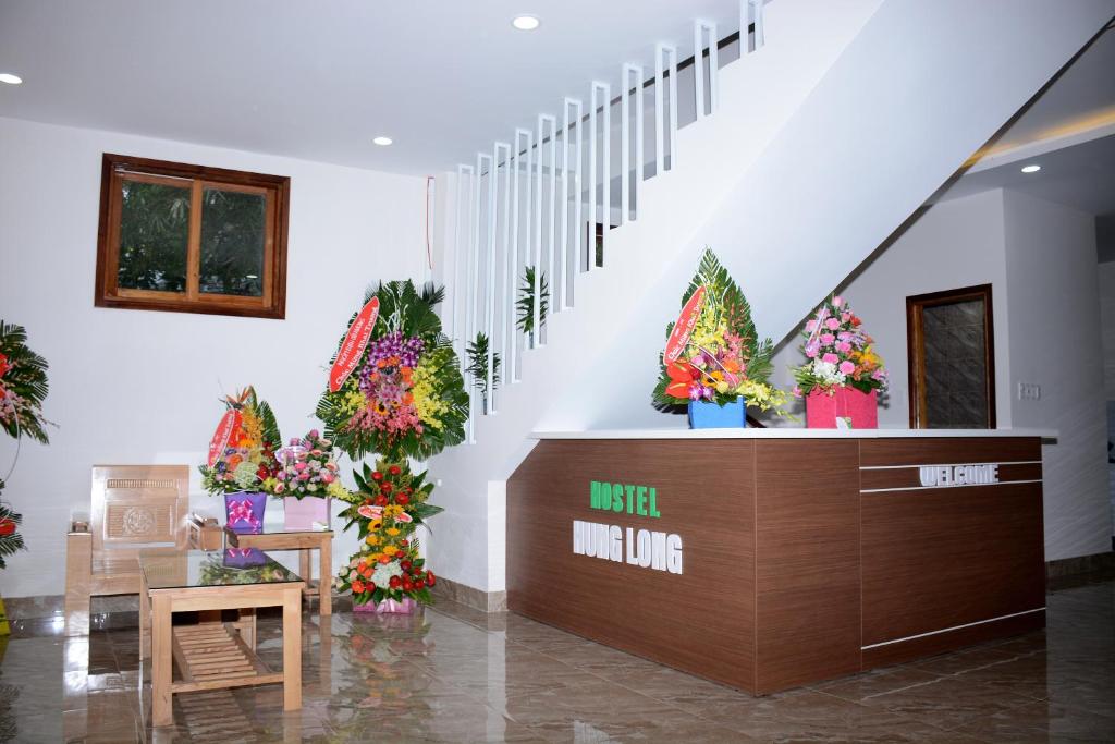 een lobby met een wachtruimte met kerstbomen bij Hưng Long Hostel in Hue
