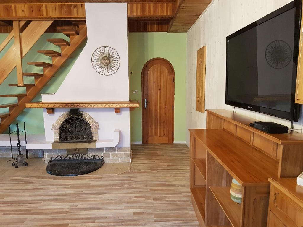 TV a/nebo společenská místnost v ubytování Zelený dom