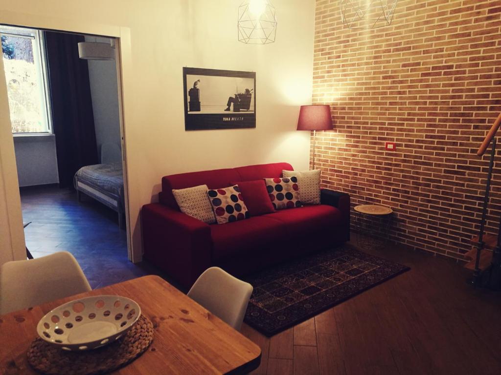 sala de estar con sofá rojo y mesa en Ponentino en Bari