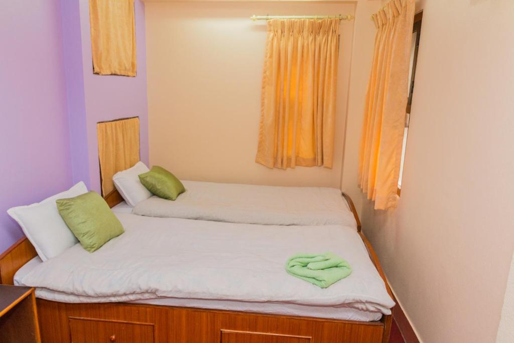 Postel nebo postele na pokoji v ubytování Swastik Guest House