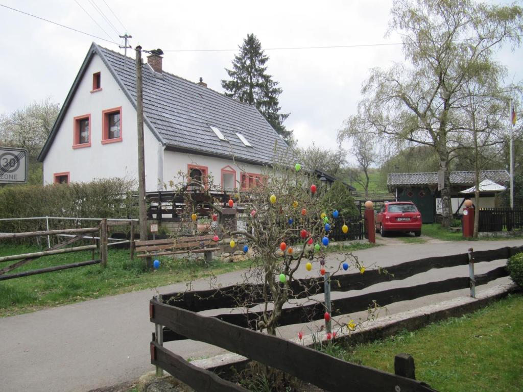 uma casa com uma árvore em frente a uma casa em Landhaus à Blooms em Blankenheim