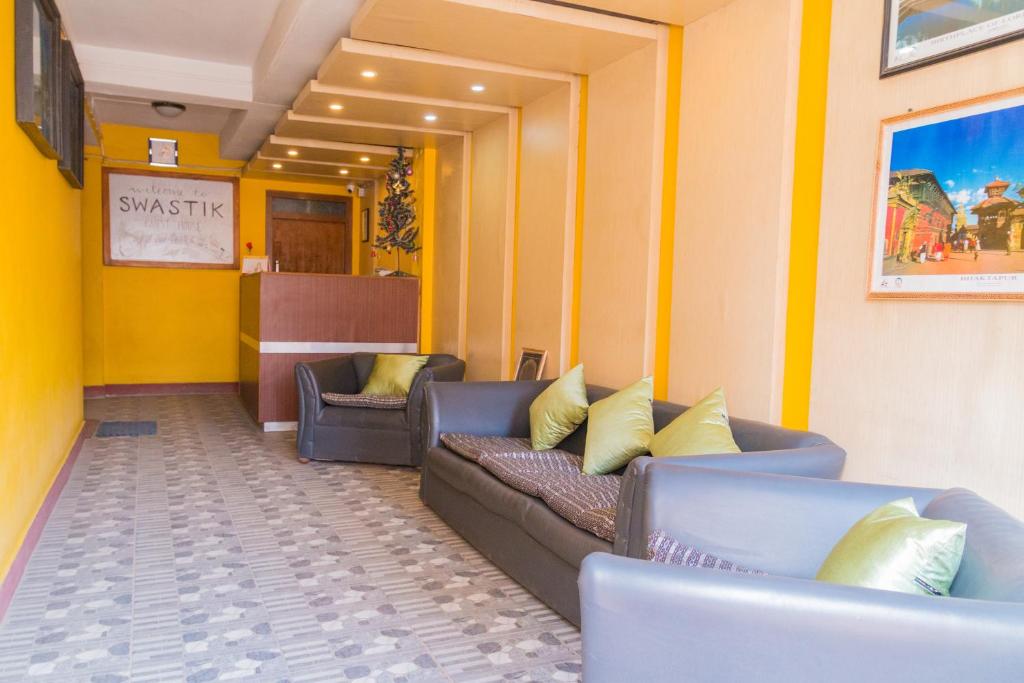eine Lobby mit zwei Sofas und einem Wartezimmer in der Unterkunft Swastik Guest House in Bhaktapur