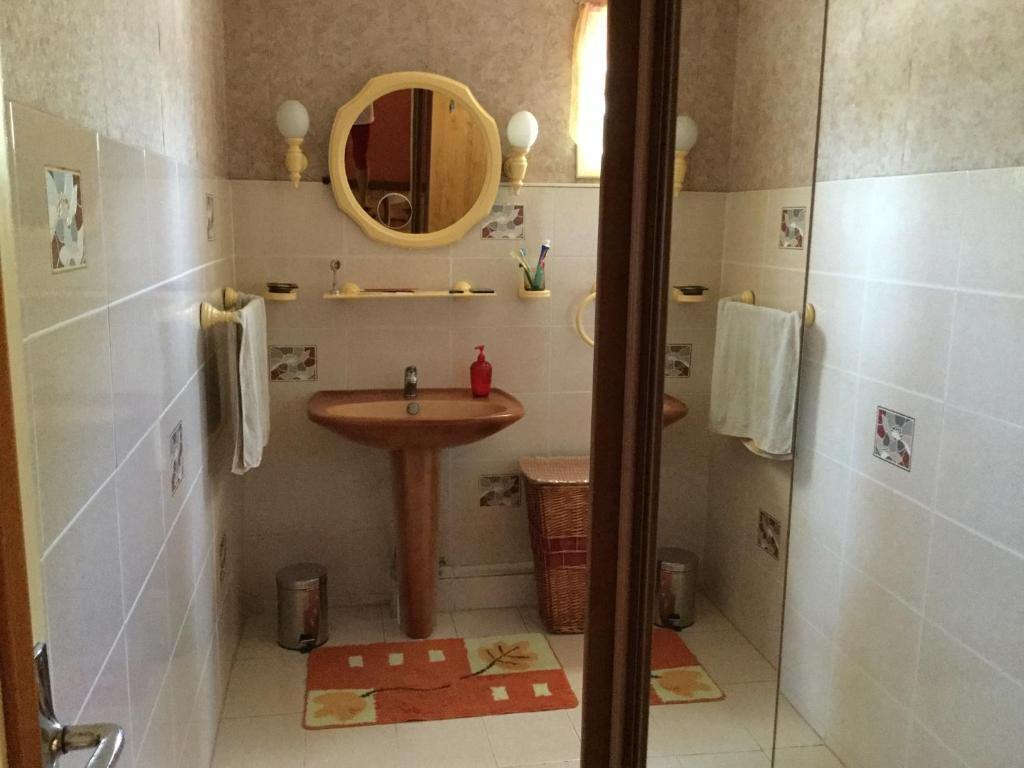 Koupelna v ubytování Chambre et pièce confort
