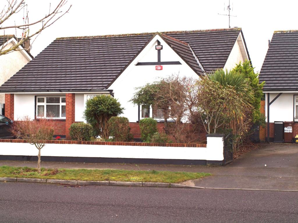 una casa blanca con techo negro en Chez Sé en Drogheda
