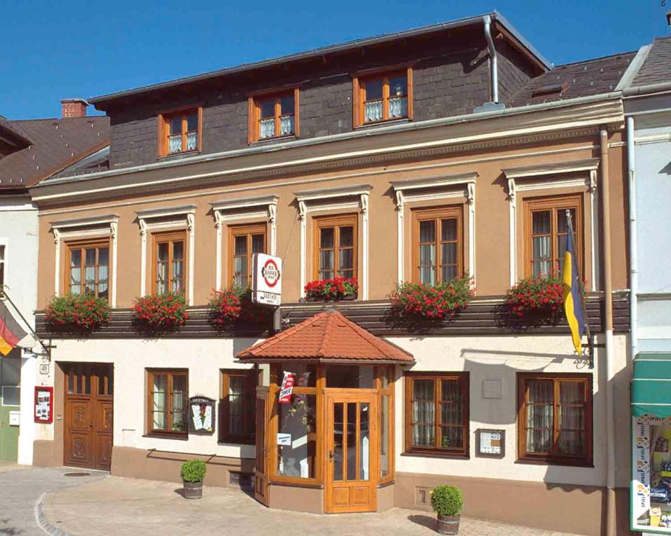 un gran edificio con un cenador frente a él en Gasthof Maurer, en Gloggnitz