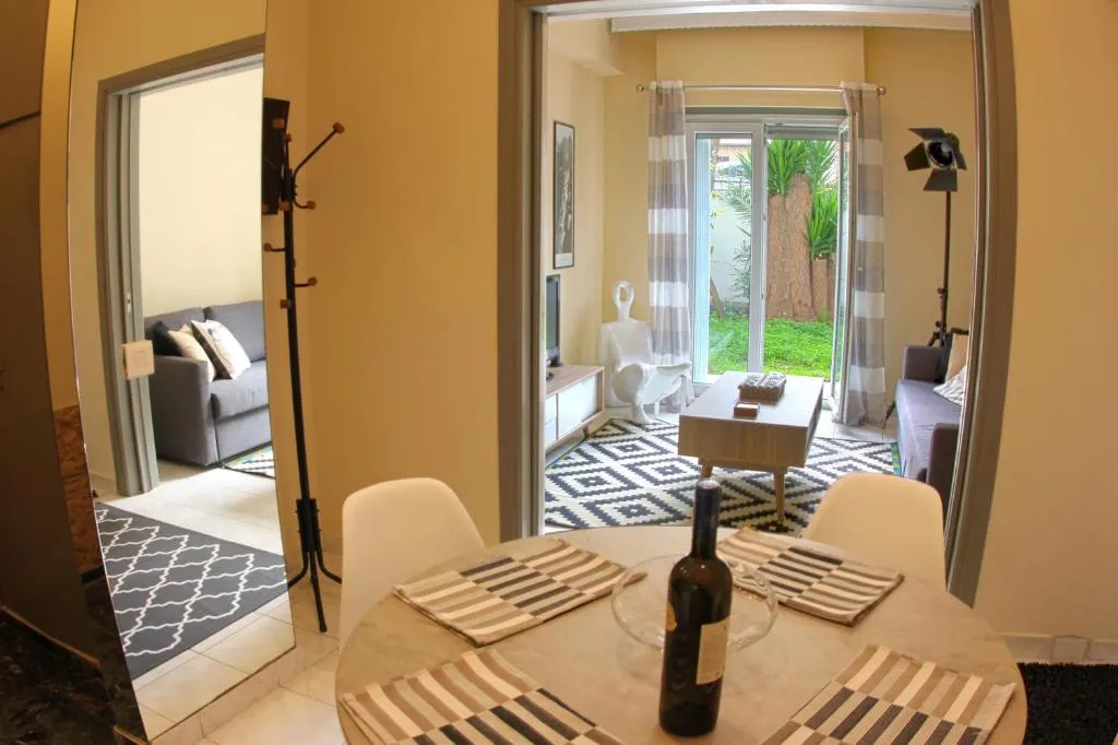 STYLISH CITY CENTER GARDEN APARTMENT, Atena, Grecia