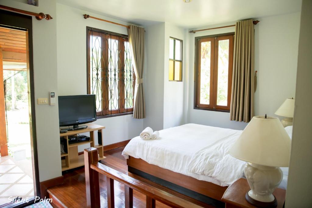 Postel nebo postele na pokoji v ubytování Silent Palm Samui